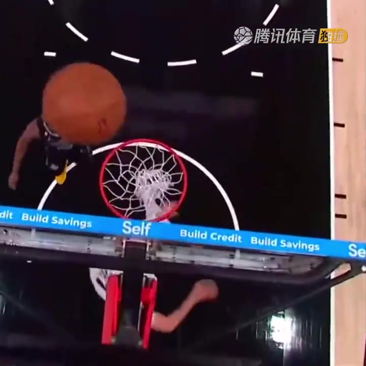 罕见一幕!努尔基奇抛投 球神奇停在篮板上沿 看呆凯尔登!(努尔基奇集锦)